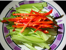 客家小炒,鱼干用热水浸泡1小时，洗净，<a style='color:red;display:inline-block;' href='/shicai/ 3232'>香葱</a>切段、<a style='color:red;display:inline-block;' href='/shicai/ 125'>芹菜</a>，切成寸段、朝天椒切丝，蒜切末