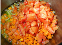 番茄杂蔬汤,食材切丁备用，锅内倒<a style='color:red;display:inline-block;' href='/shicai/ 851'>橄榄油</a>，先下<a style='color:red;display:inline-block;' href='/shicai/ 25'>胡萝卜</a>和<a style='color:red;display:inline-block;' href='/shicai/ 29'>洋葱</a>煸炒出香气，倒入<a style='color:red;display:inline-block;' href='/shicai/ 3551'>西红柿</a>丁