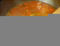 番茄杂蔬汤,西红柿变软之后倒入<a style='color:red;display:inline-block;' href='/shicai/ 23'>土豆</a>丁，加<a style='color:red;display:inline-block;' href='/shicai/ 2784'>欧芹</a>杆、清水煮开，小火慢煮，直到食材软烂