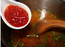 番茄杂蔬汤,加<a style='color:red;display:inline-block;' href='/shicai/ 699'>番茄酱</a>调匀，继续烧开后进行搅拌，加少许盐调味