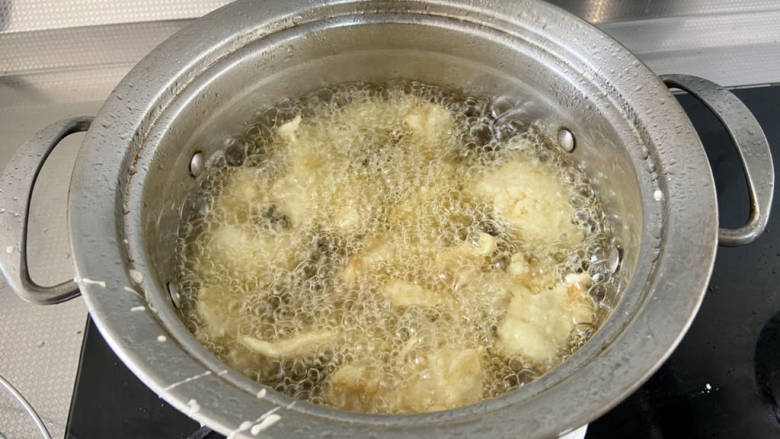 番茄炒鱼片,全部炸完,转大火油温升高到七成,下鱼片复炸十来秒