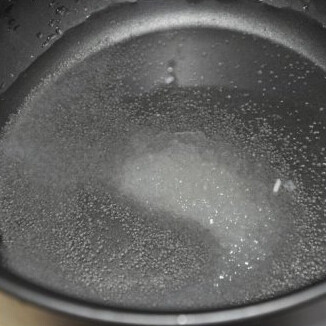 猫耳酥 ,白面团部分:将糖、盐、水小火煮成糖水,煮开后关火备用