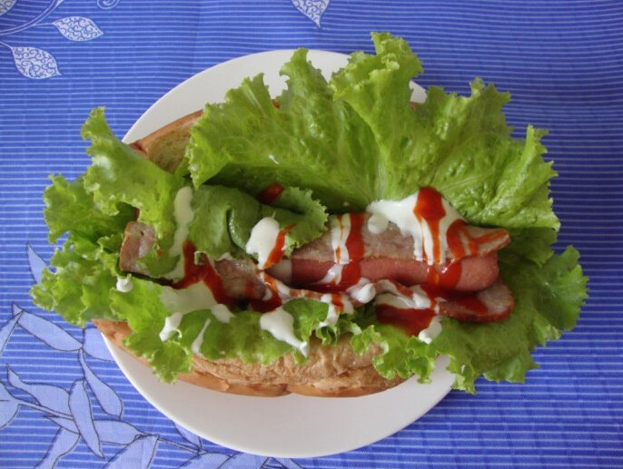 火腿培根热狗,挤上<a style='color:red;display:inline-block;' href='/shicai/ 4856'>沙拉酱</a>和<a style='color:red;display:inline-block;' href='/shicai/ 5035'>辣酱</a>即可