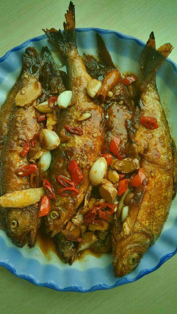 香焖河鱼,调入鸡精即可