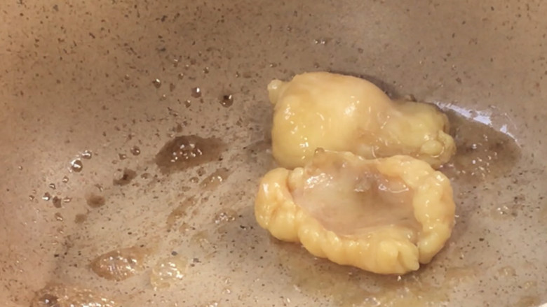 山药焖鸡,起锅放入鸡油,煎出油