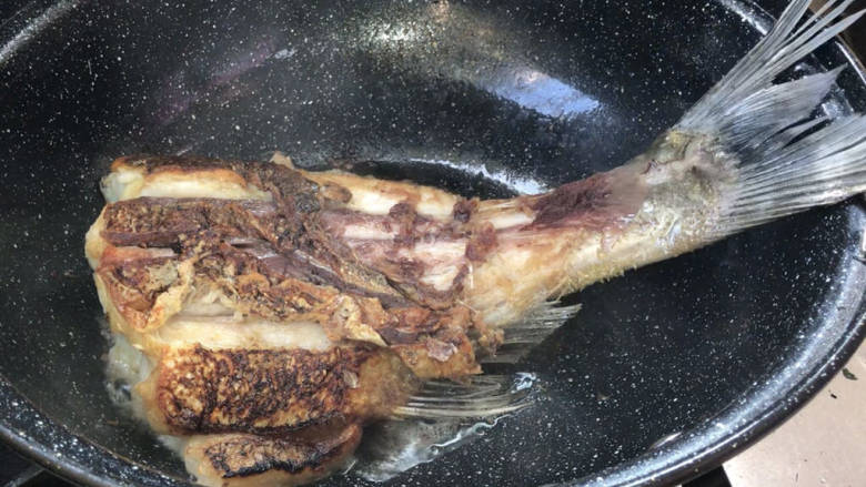 麻辣烧鱼划,煎至焦香味,翻面继续煎至出焦香味
