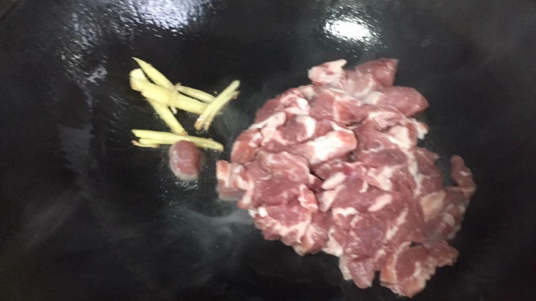 茭白茄子焖肉,倒入肉丁煸炒