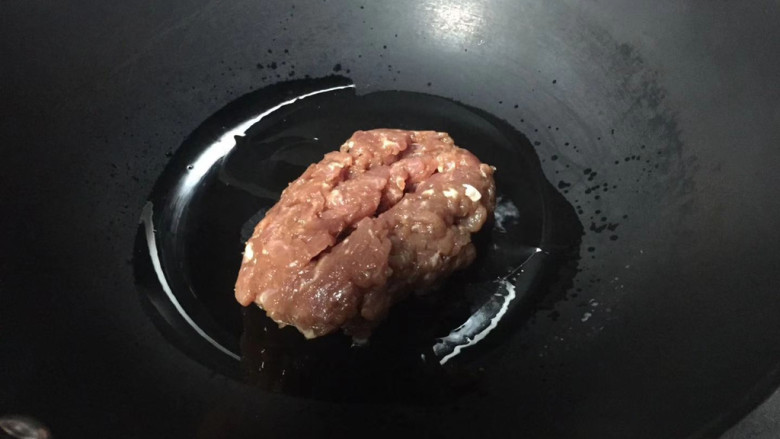 炒三丝,下入姜丝,肉丝翻炒