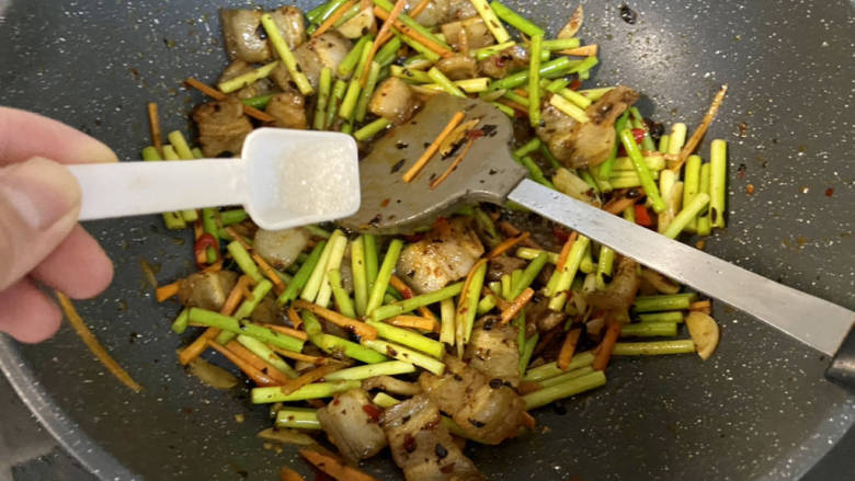 蒜苔五花肉➕蒜苔回锅肉,半茶匙<a style='color:red;display:inline-block;' href='/shicai/ 3729'>白糖</a>,翻炒均匀