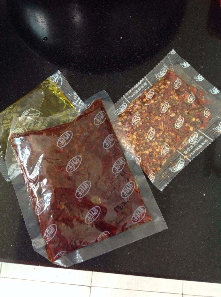 麻辣藤椒鱼,将料撕开,分别装入小碗内,备用