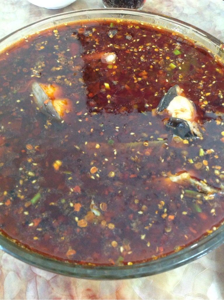麻辣藤椒鱼,将麻辣鱼油料加热至冒烟,浇在干料上即可(PS:如果油不够,可以将适量的食用油烧热,炝香)