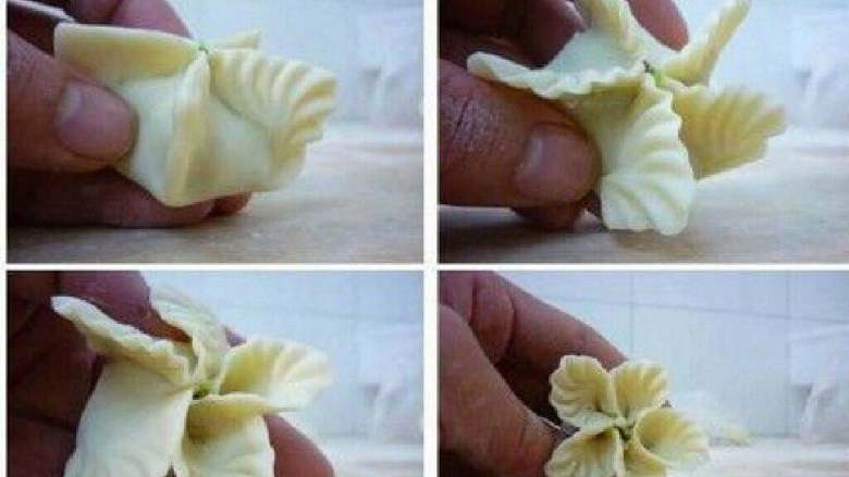 青菜饺子,用拇指和食指捏出花边,形成5个叶片。把叶片底部向上拉起和相邻的叶子在中间相粘。