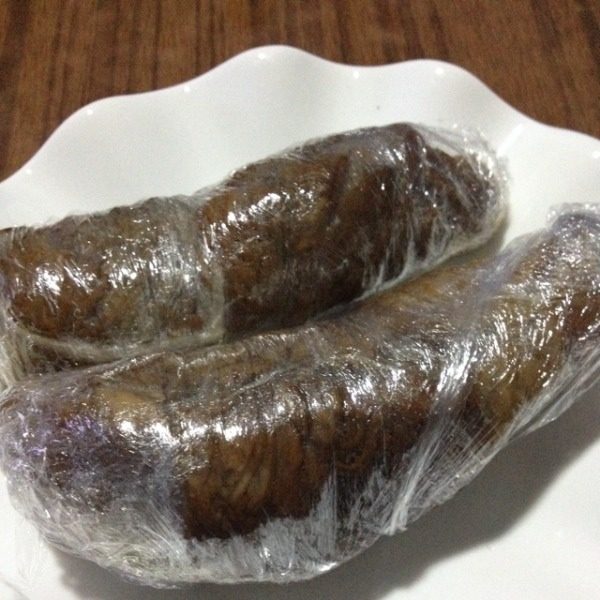 酱牛肉,把牛肉凉一会，放入保鲜膜上，用力将肉卷进紧，放入冰箱冷却！