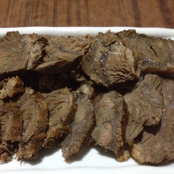酱牛肉,完全凉后，切好摆盘，可沾蒜酱吃