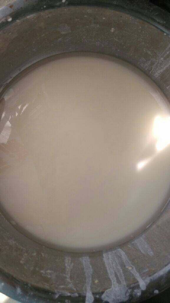 凉皮,洗出的淀粉沉淀,要两三个小时,时间久凉皮筋道。