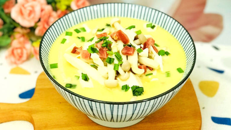 海鲜菇豆腐汤,装碗后,撒上葱花装饰
