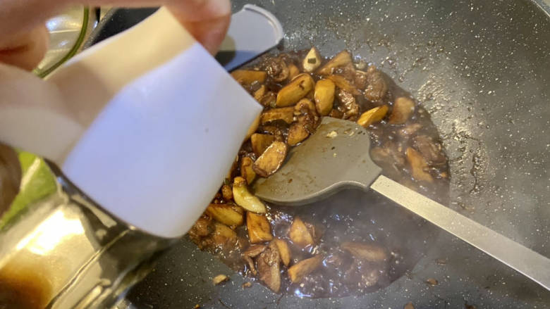 糖醋茭白➕五花肉糖醋茭白,收到汤汁浓郁,再淋少许香醋