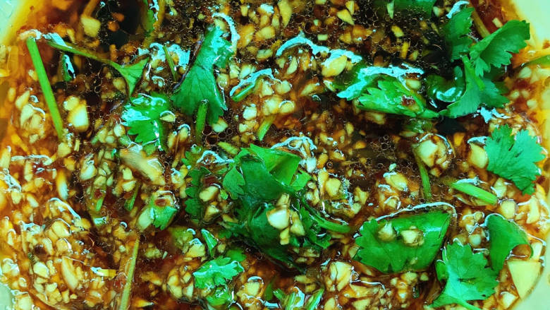 #闹元宵#蒜泥白肉,放入调料中拌匀