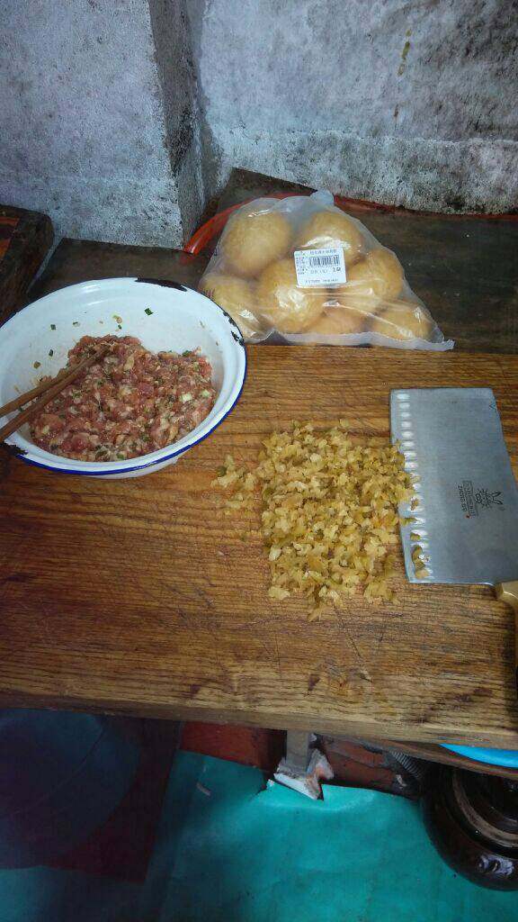 油面筋塞肉,肉洗净剁馅，加入<a style='color:red;display:inline-block;' href='/shicai/ 894'>黄酒</a>姜末葱末盐<a style='color:red;display:inline-block;' href='/shicai/ 3729'>白糖</a><a style='color:red;display:inline-block;' href='/shicai/ 788'>生抽</a>胡椒粉再加入剁好的榨菜末拌均匀！