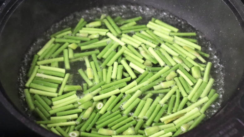 小炒鸡脯肉,锅中倒入适量清水烧开,放入适量盐和几滴油,倒入蒜苔焯至变色断生,捞出沥干水分备用。