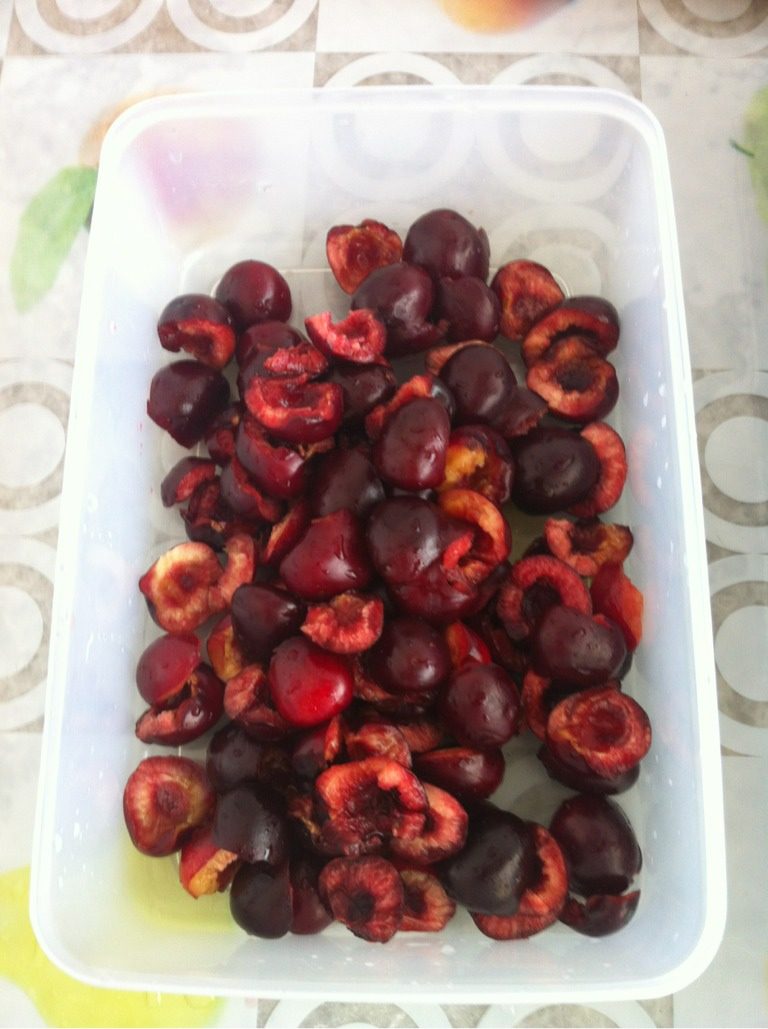 樱桃果酱,如图<a style='color:red;display:inline-block;' href='/shicai/ 600'>樱桃</a>洗净,去梗去核,放入容器中。