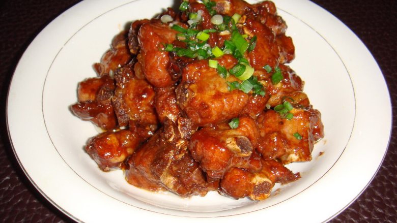 醉排骨,迅速将调好的汁倒入炸好的排骨，连续翻拌均匀