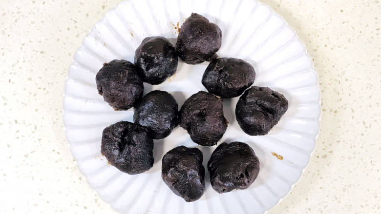 红糖面包,均匀地分成小圆球,每个大约33g