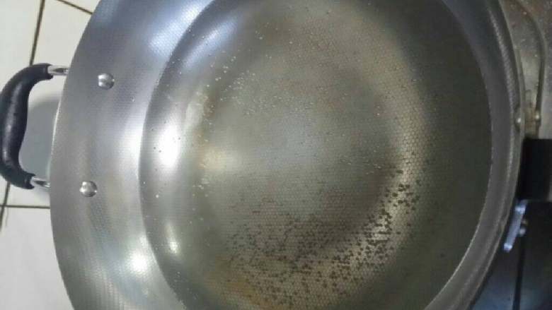 鸡蛋紫菜粥,先烧开水