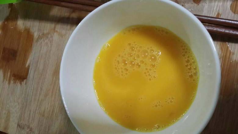 鸡蛋紫菜粥,将剩饭或刚煮好的饭倒入开水中煮，有点两三分钟或时间长短都可以，到一点油，多少因人儿意，也可同时倒入打碎的<a style='color:red;display:inline-block;' href='/shicai/ 9'>鸡蛋</a>，一两个<a style='color:red;display:inline-block;' href='/shicai/ 9'>鸡蛋</a>就够了，