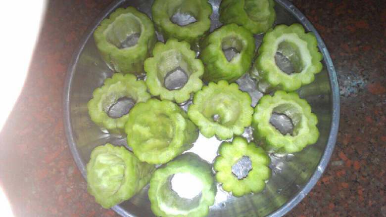 苦瓜镶肉,先把<a style='color:red;display:inline-block;' href='/shicai/ 55'>苦瓜</a>洗干净切块，掏空种子