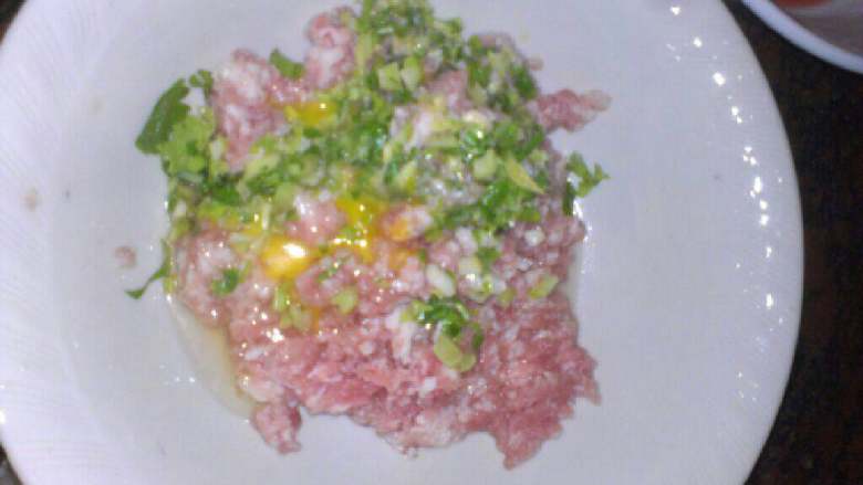 苦瓜镶肉,<a style='color:red;display:inline-block;' href='/shicai/ 429'>瘦肉</a>和<a style='color:red;display:inline-block;' href='/shicai/ 3250'>葱</a>剁碎，拌匀