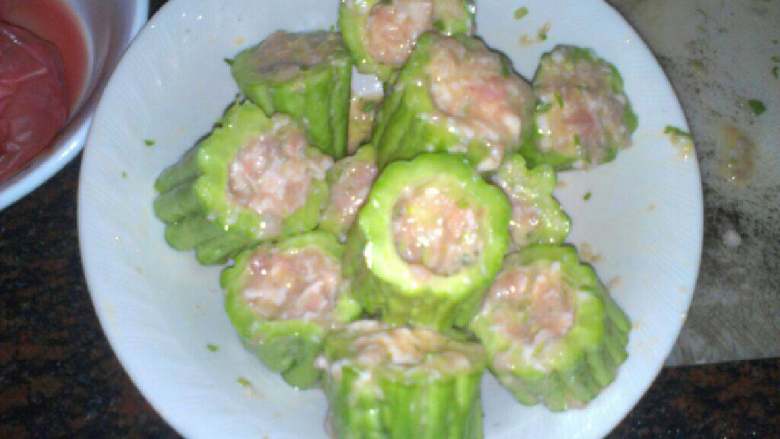 苦瓜镶肉,把剁好的瘦肉镶到苦瓜里