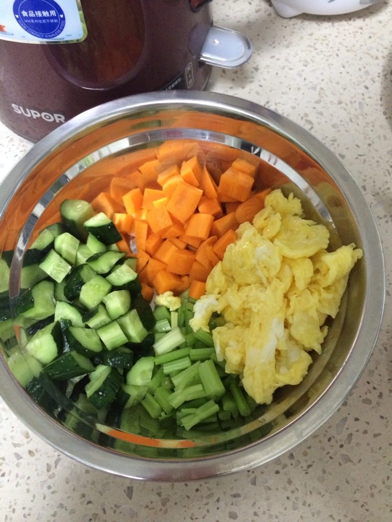 屁狗的心情炒饭,将各种食材切成丁，<a style='color:red;display:inline-block;' href='/shicai/ 9'>鸡蛋</a>炒成<a style='color:red;display:inline-block;' href='/shicai/ 9'>鸡蛋</a>碎