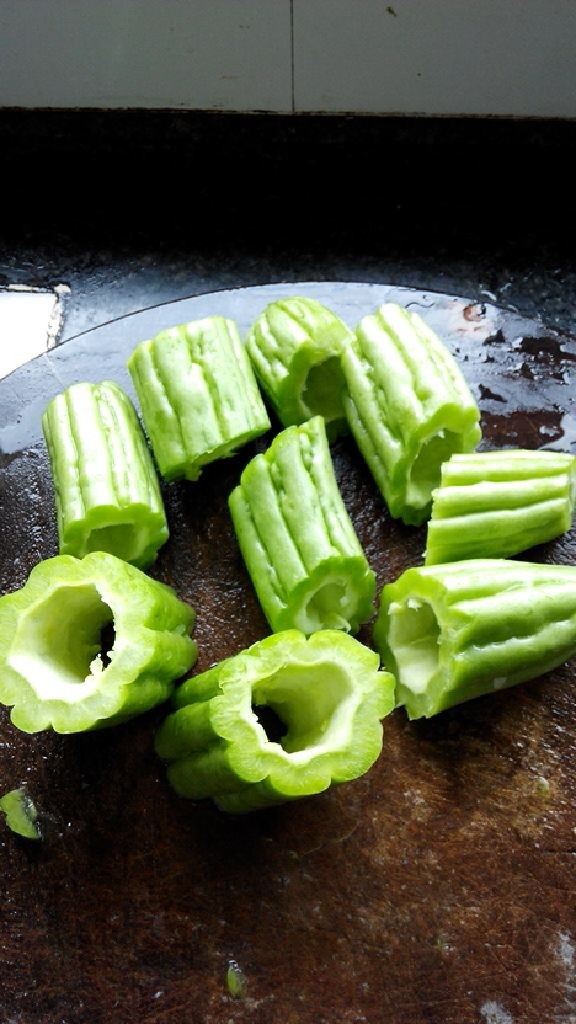 苦瓜酿,<a style='color:red;display:inline-block;' href='/shicai/ 55'>苦瓜</a>洗净切段挖芯