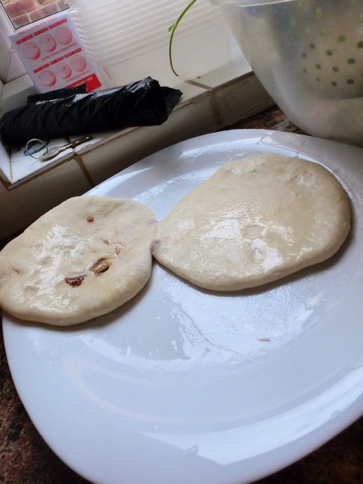 洛氏新煮义--香菇牛肉馅饼,取一小块面块包入肉馅,然后用擀面杖压平,记得弄扁一点容易熟