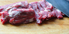 五香炸酥肉,1小勺花椒用4大勺沸水冲泡,冷却至室温,猪梅花肉切成大约10cm长、5cm宽、1cm厚的肉片