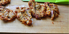 五香炸酥肉,捞出肉片,吸去多余的油脂,切件装盘,即可