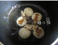 墨鱼仔寿司,淋入淀粉水勾个薄芡,放入焯过水的墨鱼仔拌匀备用