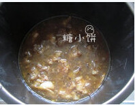 沙茶卤牛筋,焯水后的牛筋加所有香料和卤料混合,加水至没过所有材料