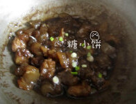沙茶卤牛筋,大火将料汁煮开,蒸发至料汁浓稠,撒一把葱花即可