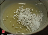 豆腐鱼片,将鸡蛋清、盐、胡椒粉与淀粉调匀成腌制鱼片的酱料