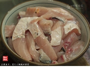 豆腐鱼片,草鱼腹片成鱼片洗净,将酱料淋入鱼片中,抓匀,腌制15-30分钟