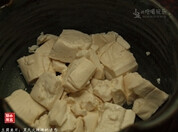 豆腐鱼片,水豆腐,切成块,放入碗中,葱切成葱珠,姜切丝,蒜拍碎,干辣椒剪碎