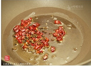 豆腐鱼片,下油(2汤匙)热锅,下干辣椒与花椒,用小火煸出香味,将干辣椒与花椒盛起待用