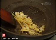 豆腐鱼片,原锅下姜丝和蒜蓉,继续用小火煸炒出香味