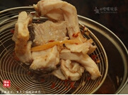 豆腐鱼片,加入料酒与生抽调味,分几次下鱼片,鱼片一烫熟即捞起