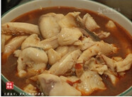 豆腐鱼片,放在豆腐上,红汤也倒入,将葱花放入