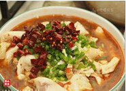 豆腐鱼片,将过油的干辣椒与花椒也放入