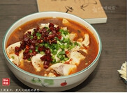豆腐鱼片,将剩下的2汤匙油热开,淋在辣椒与葱珠上