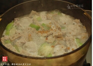 尖米丸汤,下冬菜,下蒜头朥和盐调味,熄火